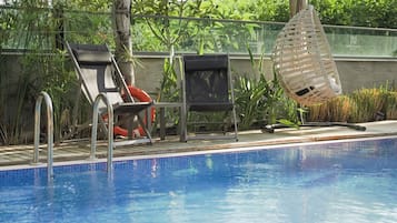 Piscine extérieure, parasols de plage, chaises longues