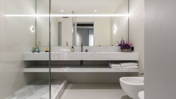 Superior Room | Bathroom | Shower, free toiletries, hair dryer, slippers