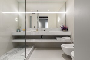 Habitación superior | Baño | Ducha, artículos de higiene personal gratuitos y secador de pelo