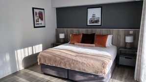 Superior tweepersoonskamer, 1 kingsize bed | Luxe beddengoed, donsdekens, pillowtop-bedden, een kluis op de kamer