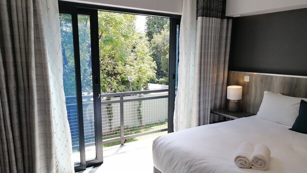 Luxe beddengoed, donsdekens, pillowtop-bedden, een kluis op de kamer