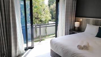 Hochwertige Bettwaren, Daunenbettdecken, Pillowtop-Betten, Zimmersafe