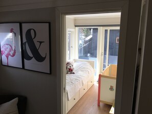 3 habitaciones, tabla de planchar con plancha, wifi y ropa de cama 