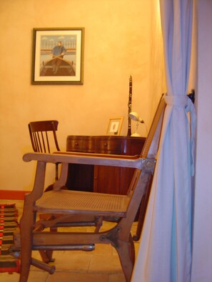 Traditional-Doppelzimmer, 1 Queen-Bett, eigenes Bad, Gartenblick (Damona) | 2 Schlafzimmer, hochwertige Bettwaren, Bügeleisen/Bügelbrett