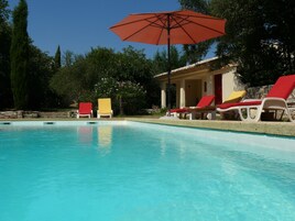 Piscina externa sazonal, guarda-sóis, espreguiçadeiras