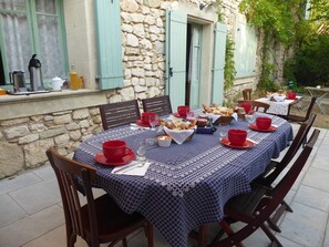 Outdoor dining - Le Mas des Sages (Aubussargues)