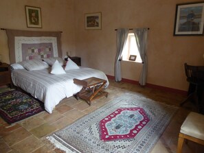 Traditional Double Room, 1 Katil Ratu (Queen), Private Bathroom, Garden View (Damona) | Peralatan tempat tidur premium, seterika/papan seterika, Wi-fi percuma 