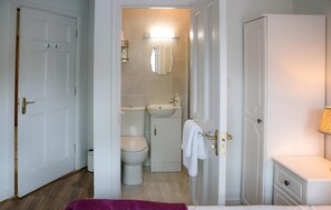 Shower, hair dryer, towels - Farmleigh Guesthouse Donegal Town (Donegal)