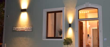 Façade de l’hébergement - soirée/nuit