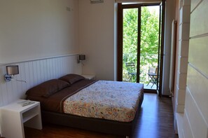 Habitación Deluxe doble, balcón | Escritorio, sistema de insonorización, wifi gratis y ropa de cama