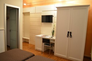Chambre Deluxe Double ou avec lits jumeaux, balcon | Bureau, chambres insonorisées, Wi-Fi gratuit, draps fournis