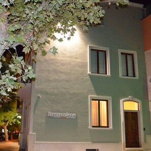 Ein Gebäude mit einem Schild, auf dem 'Terraccellentie' steht, und einer Tür mit einem Fenster darüber.