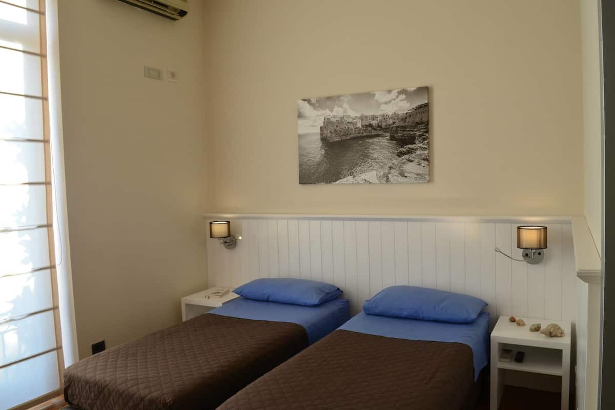 Habitación Deluxe con 1 cama doble o 2 individuales, balcón | Escritorio, sistema de insonorización, wifi gratis y ropa de cama