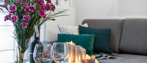 Business Apartment | Living room | Flat-screen TV