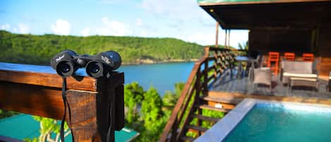 Utendørsbasseng, bassengparasoller og solsenger