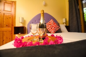 Premier Apartment, 1 Bedroom, Partial Ocean View, Garden Area | 1 bedroom, free minibar, individually decorated, individually furnished - Spice Bay Suites (Micoud)
