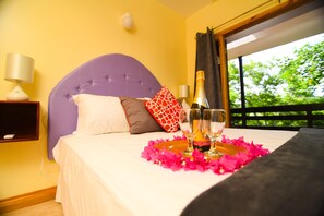 Premier Apartment, 1 Bedroom, Partial Ocean View, Garden Area | 1 bedroom, free minibar, individually decorated, individually furnished - Spice Bay Suites (Micoud)
