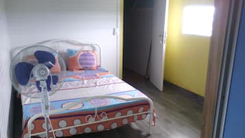 Double Room - floor fan room | Mobiliario individual y espacio para trabajar con un portátil