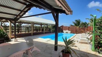 Utomhuspool, parasoller och solstolar