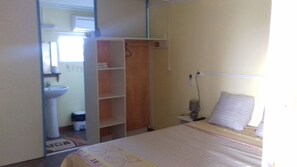 Economy Double Room - air-conditioned room | Individuelt innredet, skrivebord for bærbar PC og blendingsgardiner