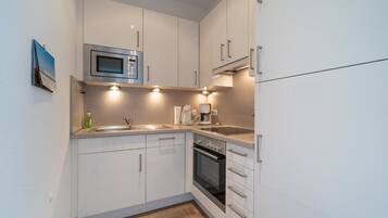 House, 3 Bedrooms | Private kitchen | Full-size fridge, microwave, oven, stovetop