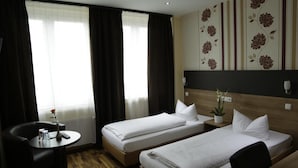 Desk, soundproofing, WiFi (free) - Alexander Business Hotel (Hannover)