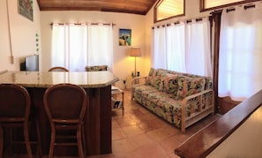 Vila, 1 Tempat Tidur King dengan tempat tidur Sofa, pemandangan samudra (2nd Floor Beachfront) | Area keluarga | TV layar datar