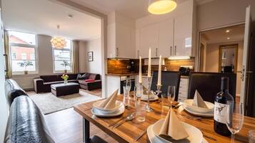 Apartment, 2 Bedrooms | In-room dining