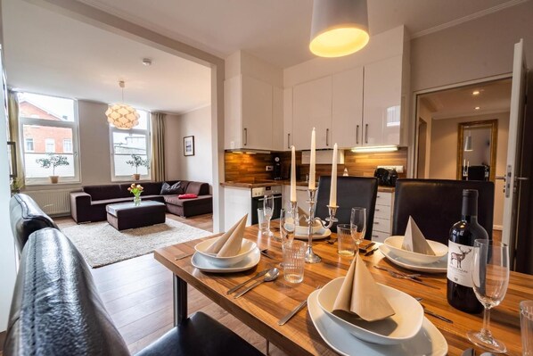Apartment, 2 Bedrooms | In-room dining - Altstadtvilla Wohnung Hochpaterre (Borkum)