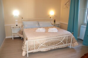Desk, blackout curtains, soundproofing, iron/ironing board - Camere Montalto Centro (Montalto di Castro)