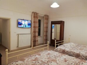 Desk, blackout curtains, soundproofing, iron/ironing board - Camere Montalto Centro (Montalto di Castro)