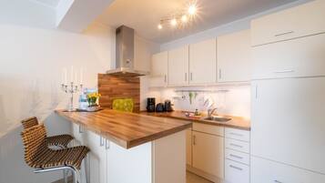 Apartemen, 2 kamar tidur | Dapur pribadi | Lemari es besar, microwave, oven, dan kompor