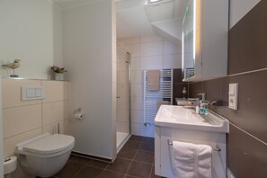 Apartment, 2 Schlafzimmer | Badezimmer | Dusche, Haartrockner, Handtücher, Toilettenpapier