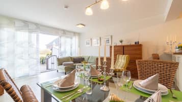 Apartment, 2 Bedrooms | In-room dining
