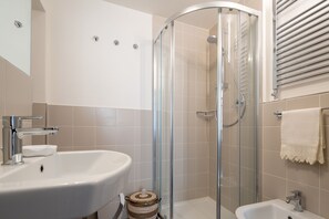 Duschwanne, Haartrockner, Bidet, Handtücher