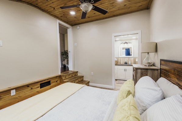 4 bedrooms, free WiFi, bed sheets - Spacious & Updated! Marquette Township Home - HotTub - Backyard - Garage (Marquette)