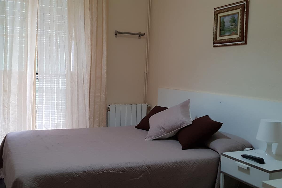 Chambre Double, salle de bains commune | Fer et planche à repasser, Wi-Fi gratuit, draps fournis