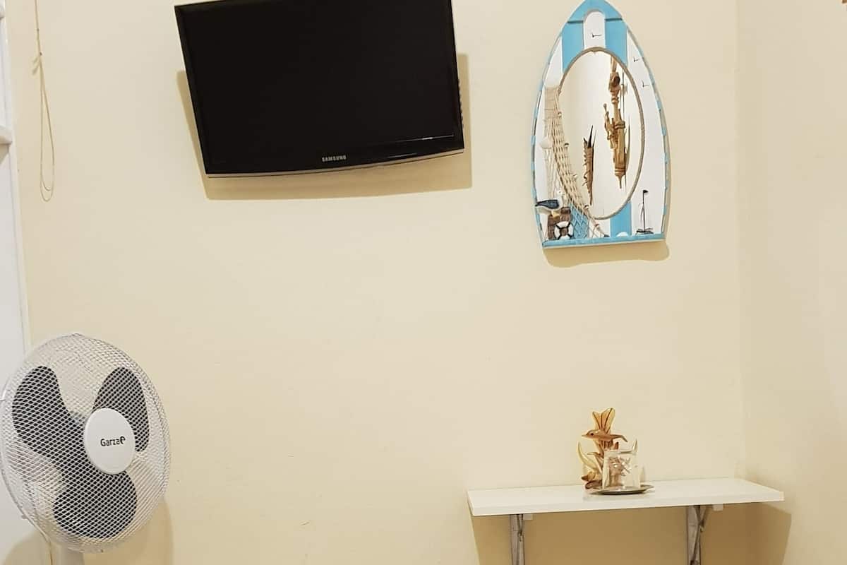 Chambre Simple, salle de bains commune | Fer et planche à repasser, Wi-Fi gratuit, draps fournis