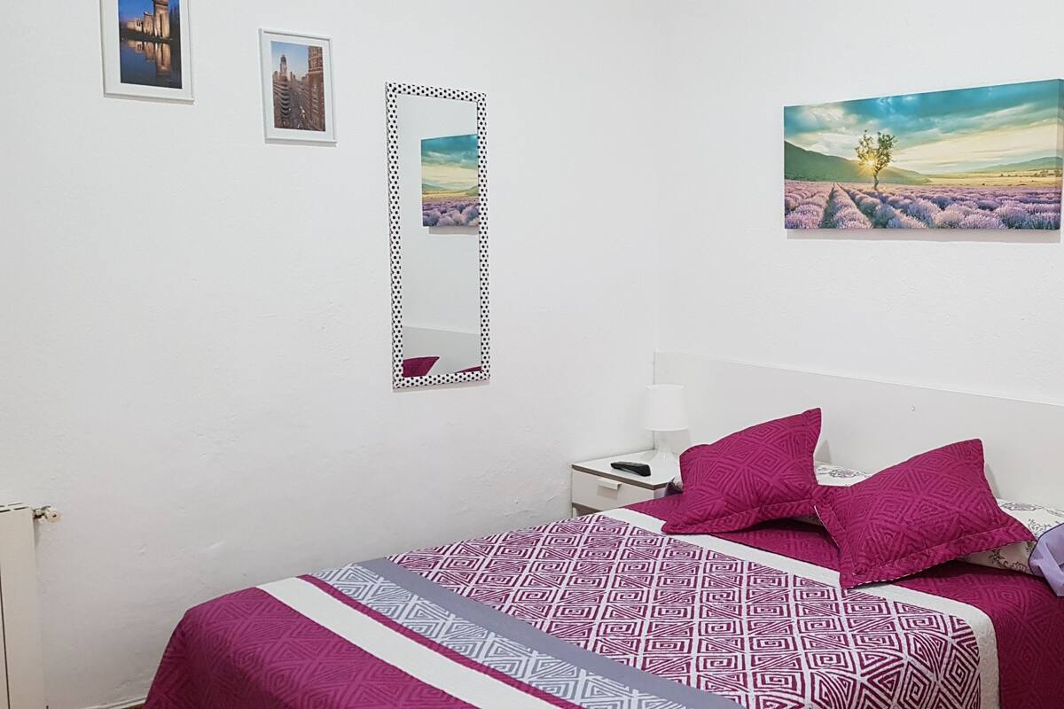 Chambre Double, baignoire | Fer et planche à repasser, Wi-Fi gratuit, draps fournis