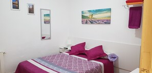 Double Room, Bathtub | Iron/ironing board, free WiFi, bed sheets - Hostal Loyola - Hostel (Madrid)