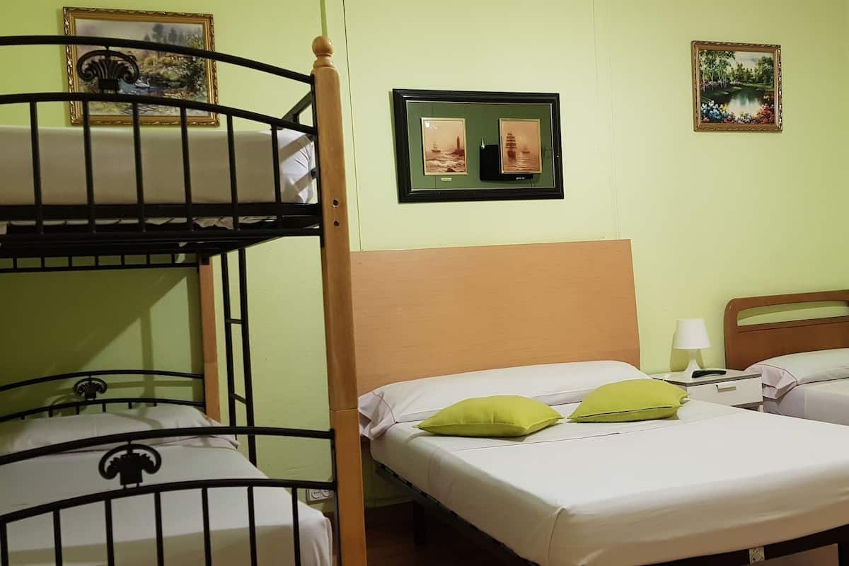 Chambre Familiale, salle de bains commune | Fer et planche à repasser, Wi-Fi gratuit, draps fournis