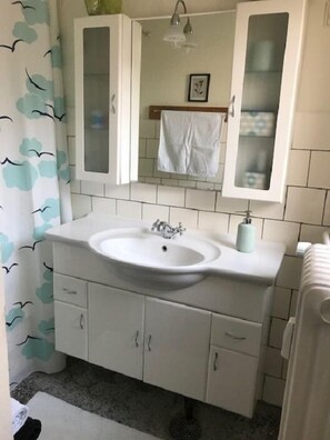 Apartment, 1 Queen Bed with Sofa bed | Bathroom | Shower, towels, soap, shampoo - Aalborg City apartments (Aalborg)