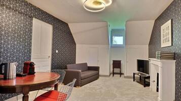 Suite, Garden View | Living area | Flat-screen TV