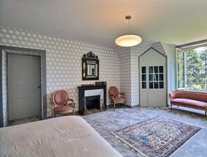 Suite, vue sur le jardin | Aire de séjour | Téléviseur à écran plat