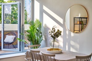 Design Apartment | In-room dining - Designer City Centre Apartment (Coventry)
