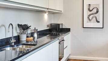Design Apartment | Private kitchen | Full-sized fridge, microwave, oven, stovetop