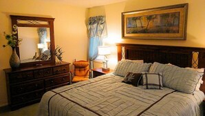 Condo, 3 habitaciones | 3 habitaciones, escritorio y decoración personalizada 