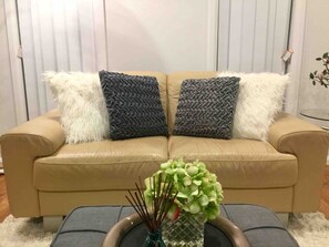 TV - Enjoy❤️Sunset Views 40min to Sydney Brand-new w/Parking near CampbelltownHospital (Woodbine)