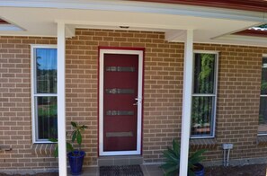 Exterior - Enjoy❤️Sunset Views 40min to Sydney Brand-new w/Parking near CampbelltownHospital (Woodbine)