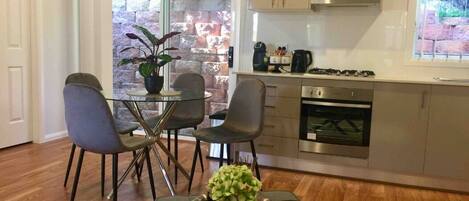 Réfrigérateur, micro-ondes, four, cafetière/bouilloire